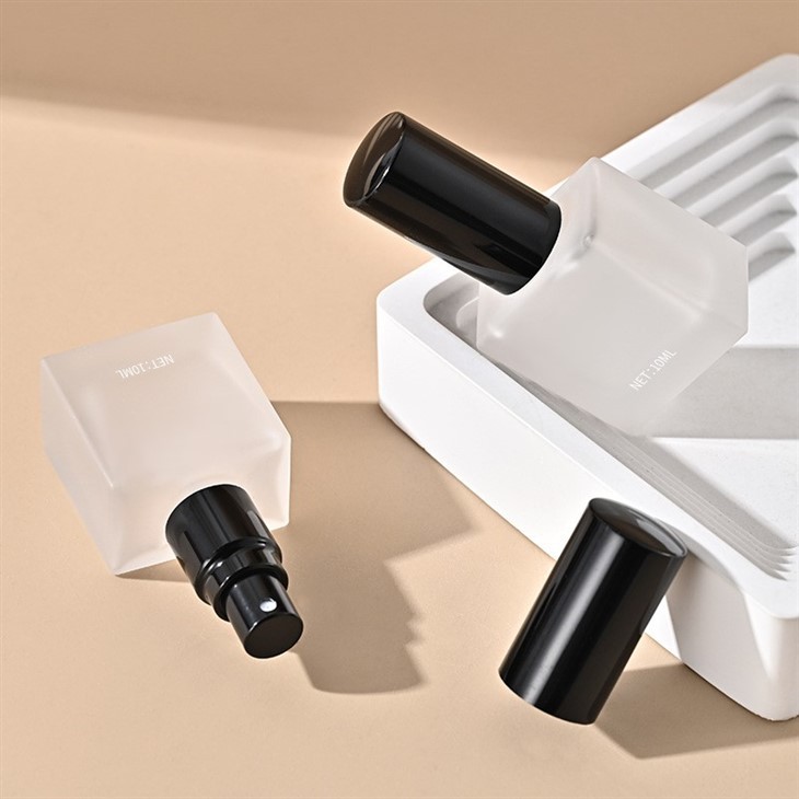 Tukša ceļojuma izmēra smaržu pudele